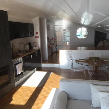 Гостевой дом 374 Ck Seaside Guest House Вила-Франка-ду-Кампу